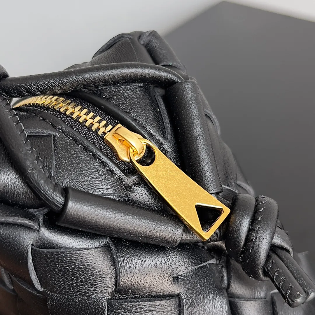 Batch 1560 New version and new color (third generation) 𝗕𝗼𝘁𝘁𝗲𝗴𝗮 𝗩𝗲𝗻𝗲𝘁𝗮———— The latest version of the loop camera bag💥 at the BV King of Cost-Effectiveness counter, large woven texture➕As always, ultra-high-quality lambskin, with zippers and adjustable drawstrings, it is especially suitable for the belly💫It can fit anything, and it is very light in weight. It is suitable for girls of all ages. Size: 17*10*6cm Style number: 723547